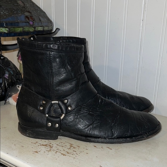 Vintage Frye distressed black leather harness boots size 8.5d